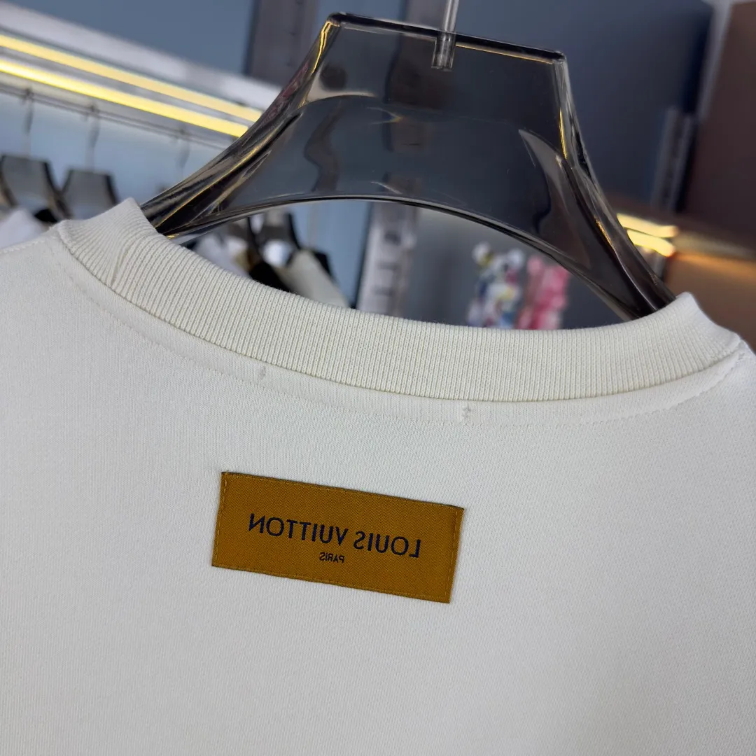 🅿️250 hot style on the shelves🔥❗ 💫〖Louis Vuitton LV〗 Fashionable round neck sweatshirt, casually matched with various styles, it is perfectly handsome😎The whole dress is made of double waistcoats, which makes the whole dress more three-dimensional. Not ordinary factories can do such fine work. The 2025 spring style counters are on sale, exquisite round neck terry sweatshirt, high-end double-strand pure cotton Customized drawstring ribs are dyed in the same vat and are complete with three standards. The chest craftsmanship adopts a simple and elegant pattern on the chest, which is easy to control for any age group! Fit and comfortable! Customized thickened 440g terry sweatshirt fabric, soft and comfortable to the touch, with a three-dimensional shape! 🙌🏻 It’s also very breathable, so it’s a versatile style that can be worn with any outfit! ✔Color: Black White Apricot Size: S M L XL 2XL
